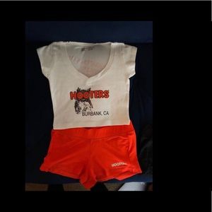 New HOOTERS crop top shirt and shorts